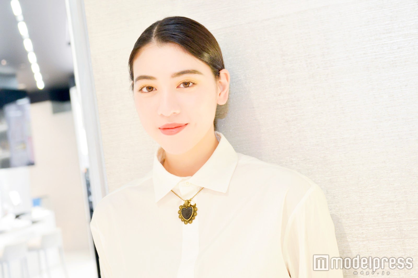 インタビューに応じた三吉彩花(C)モデルプレス